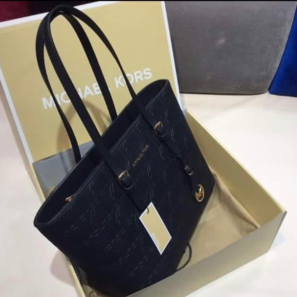 Michael Kor’s Handbags - Picture 6 of 8